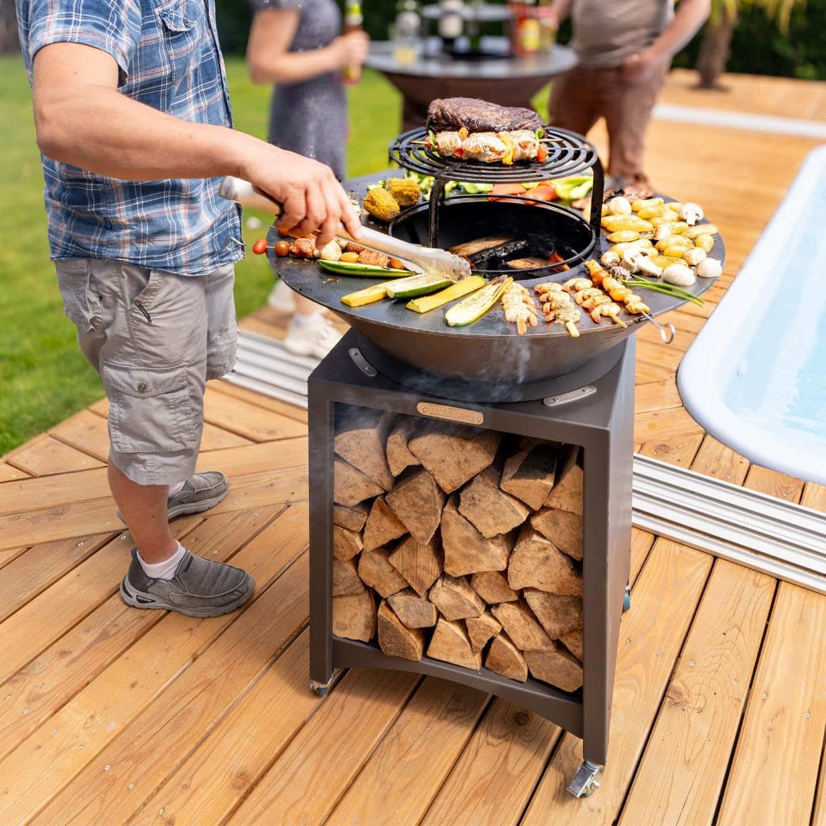 FEEST: Hoge schoorsteen met uittrekbare stalen plaat en grillrooster, buitenbarbecueplaat, Ø 75 cm