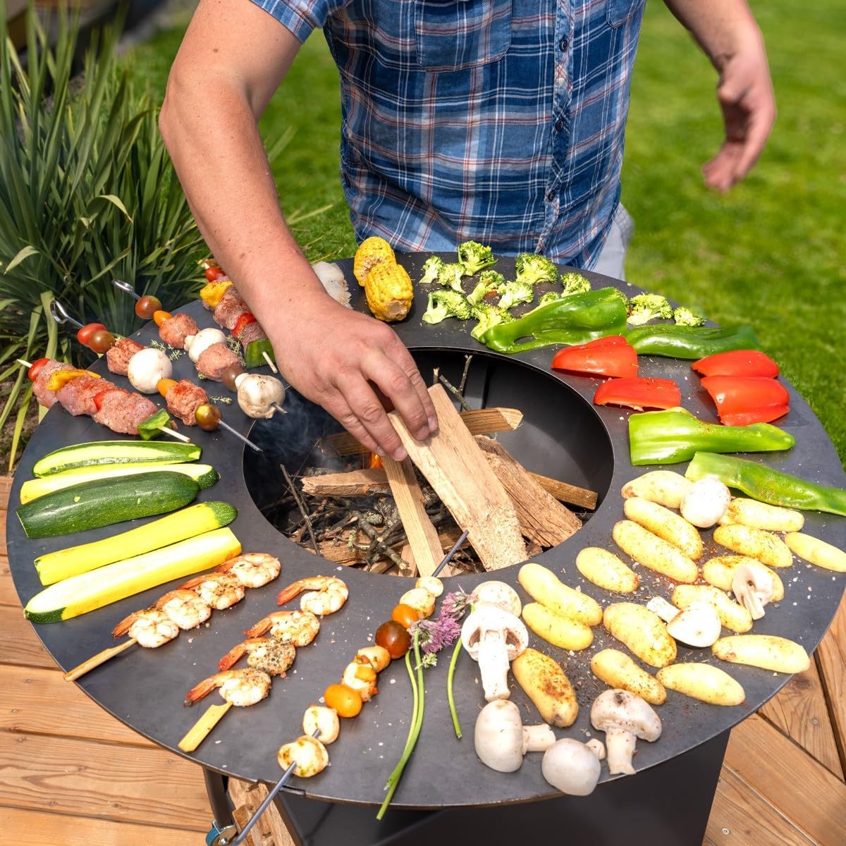FEEST: Hoge schoorsteen met uittrekbare stalen plaat en grillrooster, buitenbarbecueplaat, Ø 75 cm
