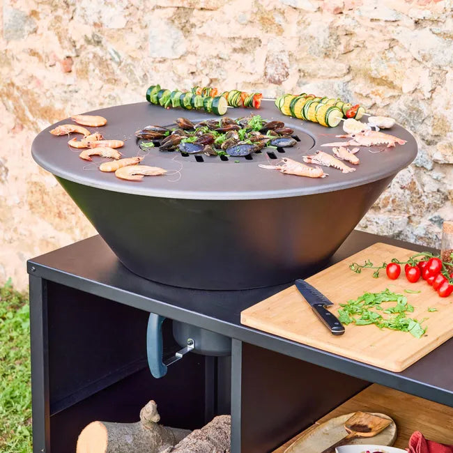 Hoguera Stromboli con función de barbacoa, 80 cm de diámetro – color negro, con parrilla y espacio de almacenamiento. Ancho 138 x Profundidad 82 x Altura 114 cm